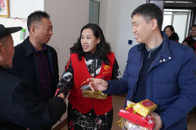 愛(ài)心暖夕陽(yáng)，情系敬老院